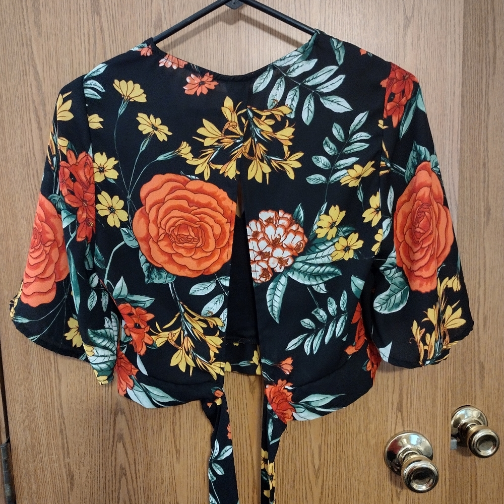 charlotte russe M 🖤 ♥️ Roses Bold V-neck Open back Midriff Bell Sleeve - Picture 4 of 11